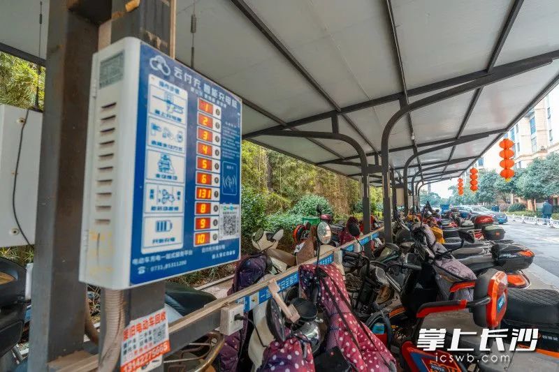 便民車(chē)棚非常智能電動(dòng)自行車(chē)完成充電后電源會(huì)自動(dòng)斷電均為長(zhǎng)沙晚報(bào)全媒體記者陳飛攝圖片